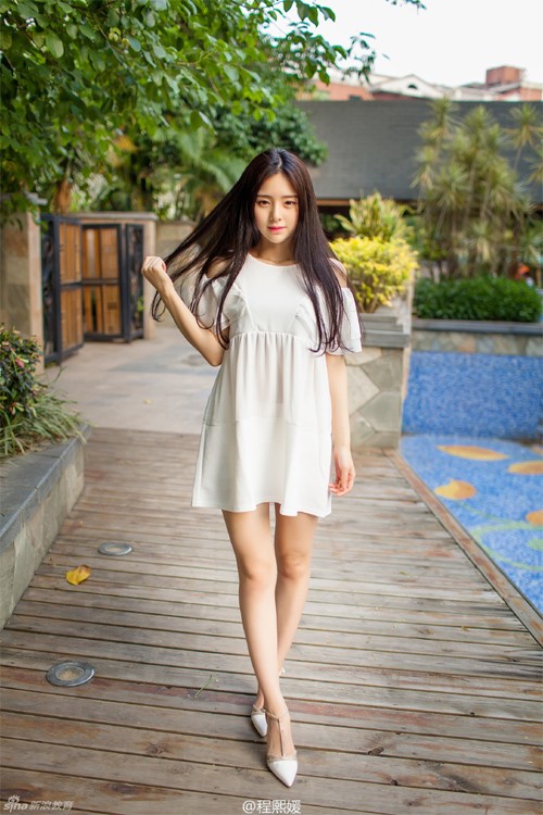 Hot girl 18 tuoi xinh dep buon quan ao kiem 70 trieu/thang