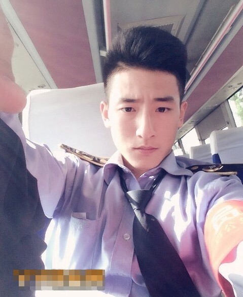Chang hot boy ban ve xe lam nu hanh khach me met-Hinh-4