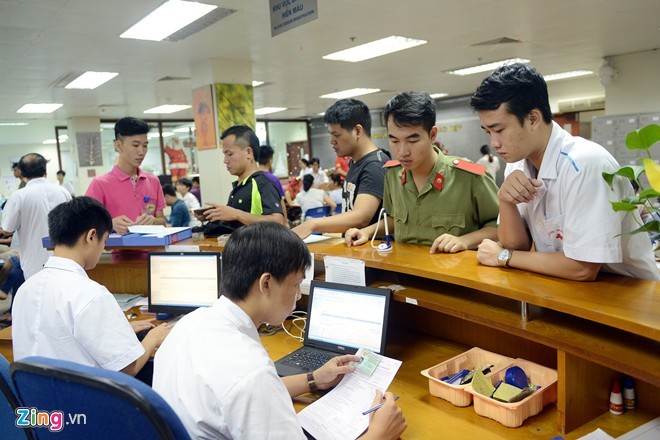 Can canh nguoi dan Ha Noi xep hang hien mau cuu nguoi-Hinh-2