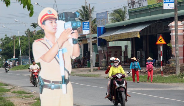 Tranh cai ve hinh nom giong CSGT ban toc do tren duong-Hinh-2