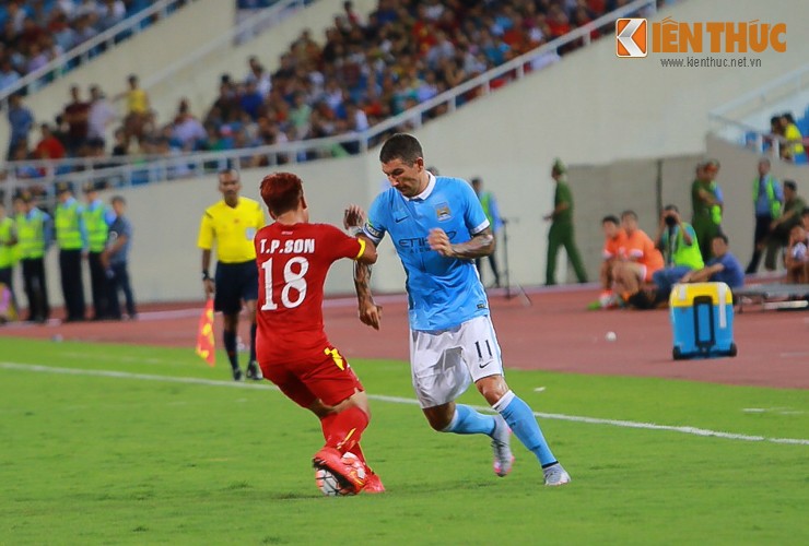 Bao chi quoc te noi gi ve tran DTVN - Man City?