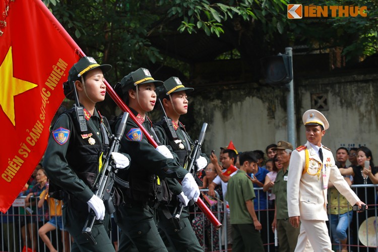 Ngan ngo truoc cac bong hong trong dieu binh mung Quoc khanh 2/9-Hinh-4