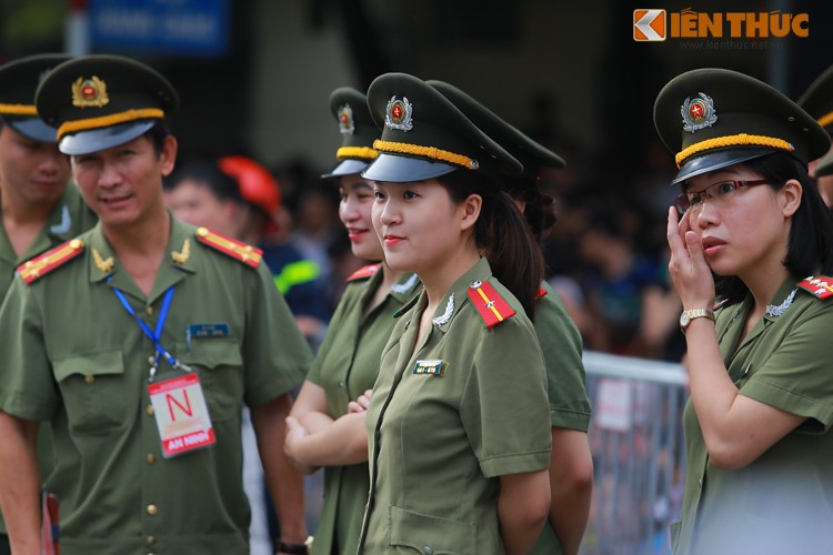 Ngan ngo truoc cac bong hong trong dieu binh mung Quoc khanh 2/9