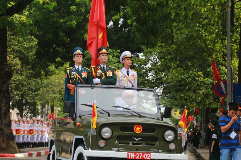 Oai hung doan quan Viet Nam dieu binh tren pho Ha Noi