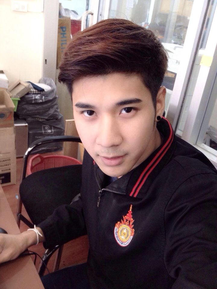 Hot boy phu xe buyt trang treo, dep trai hut khach nu-Hinh-6