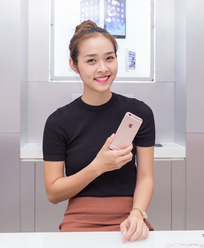 Hot girl Viet thi nhau khoe iPhone 6S cam huong moi tau-Hinh-4