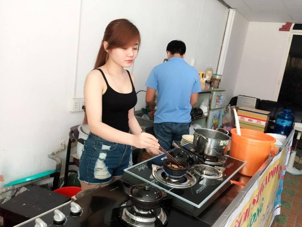 Say nang ve xinh xan cua hot girl ban chao, rua bat-Hinh-2