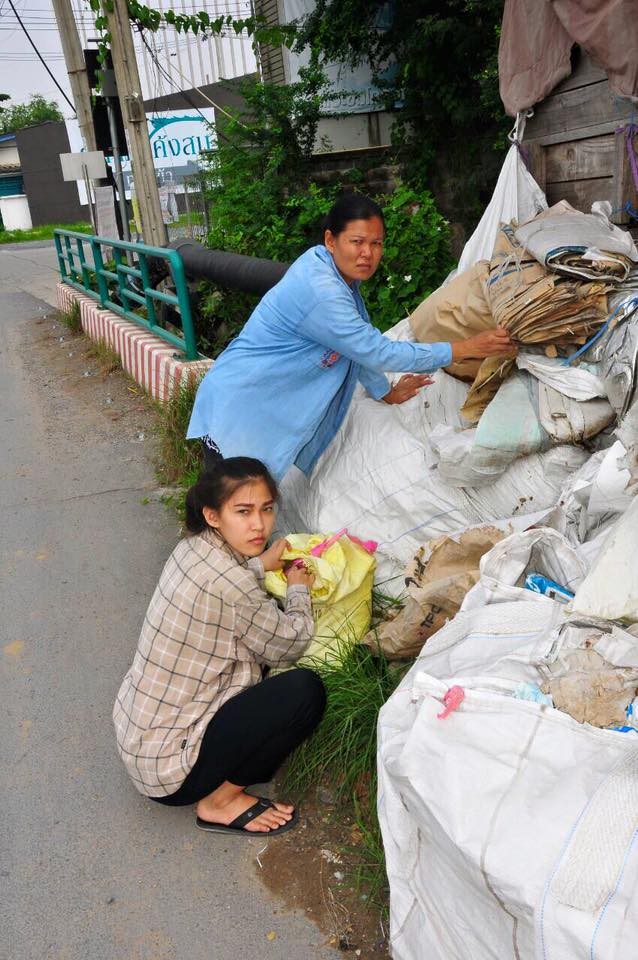 Tam su cua co gai nhat rac mot buoc tro thanh hoa hau