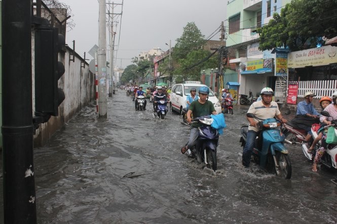 TP.HCM lai cam xe vi dao 19 tuyen duong chong ngap