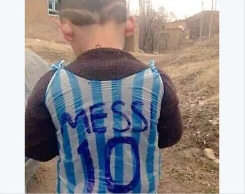 Dan mang tim kiem cau be tu che ao giong Messi tu rac