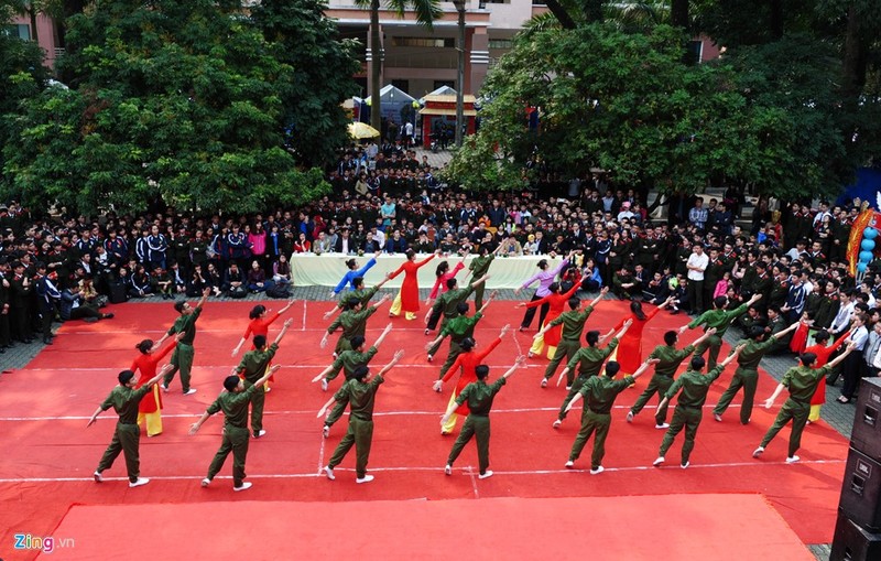 Nu canh sat tuong lai xinh tuoi nhay dan vu