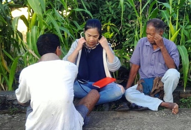 Tieu thu Indonesia lam nguoi mau de giup do tre em ngheo-Hinh-2