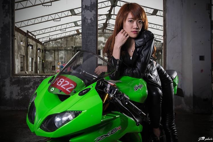 Nu biker bi an quyet khong lo mat khien fan bi kich thich-Hinh-9