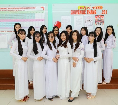 Ngam nu sinh Viet diu dang trong ta ao dai trang-Hinh-9