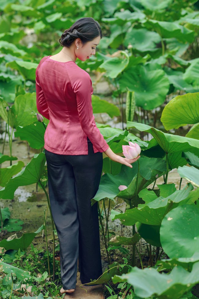 Nu sinh Ngoai thuong e ap ben sen dau mua-Hinh-6