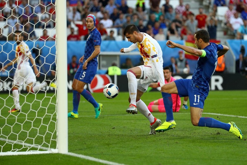 Euro 2016 Tay Ban Nha 0 - 1 Croatia: Nha vua thua e mat-Hinh-2