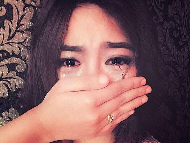 Top 20 ảnh gái khóc che mặt đầy tình cảm và ấn tượng