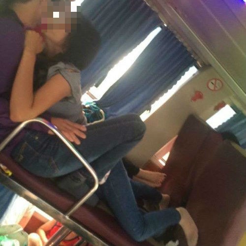 Doi trai gai dong “canh nong” tren xe buyt gay phan no-Hinh-3