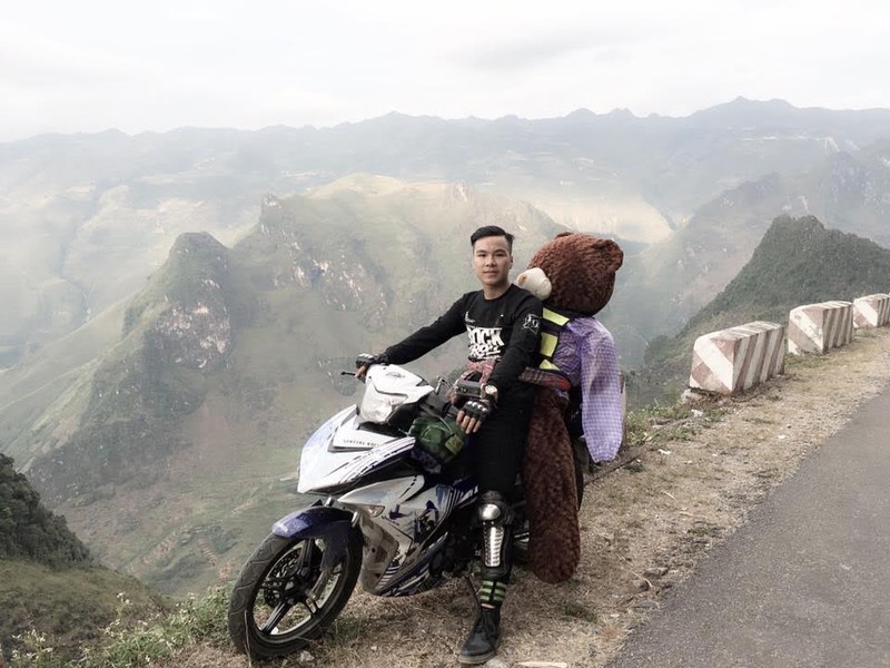 Chang trai 9X deo gau bong to hon nguoi phuot Ha Giang