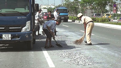 Hinh anh ve chien si cong an, PCCC cam dong nhat nam 2016-Hinh-6