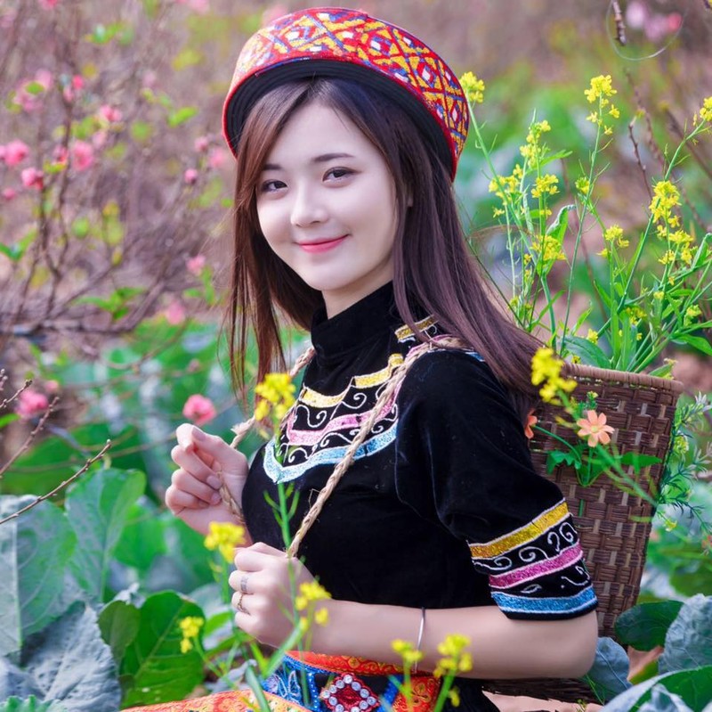 “Hot girl dan toc” khoe sac trong vuon hoa dao Tet-Hinh-2