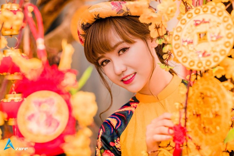 Bạn sẽ không thể rời mắt khỏi những hình ảnh của các thiếu nữ Việt đẹp trong trang phục truyền thống đầy trang nhã, quyến rũ và gợi cảm. Họ là biểu tượng của vẻ đẹp Việt Nam truyền thống ngày càng được cập nhật theo thời đại.