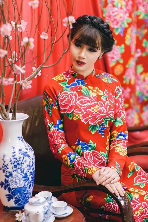 Mot ao dai cach tan “hop hon” thieu nu Viet dip Tet-Hinh-8