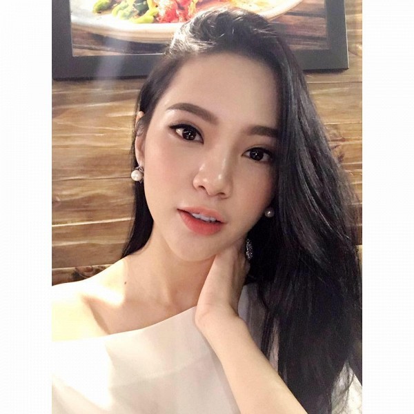 Chan dung hai co gai Viet tinh tu selfie ben Seungri trong bar-Hinh-10