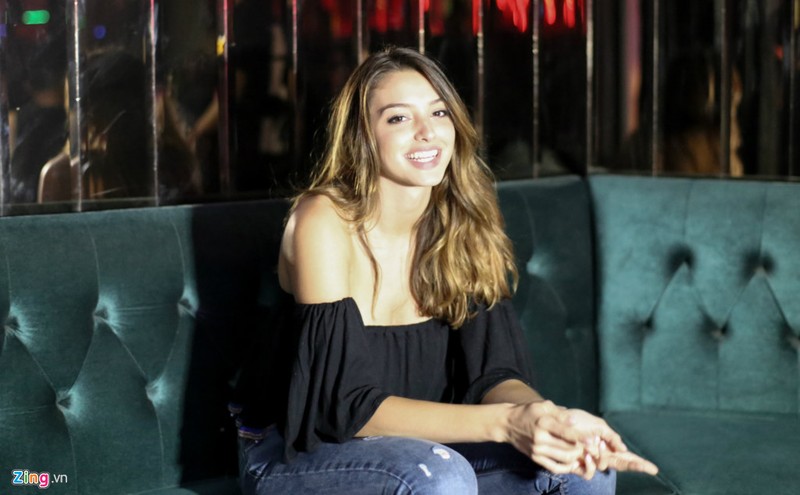 Celine Farach bat ngo hat trong bar, &quot;quay&quot; cung dan hot teen Viet-Hinh-6