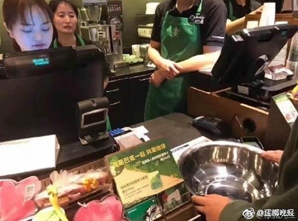 Starbucks giam gia, nguoi nguoi mang xo, chau, can nuoc di mua-Hinh-2