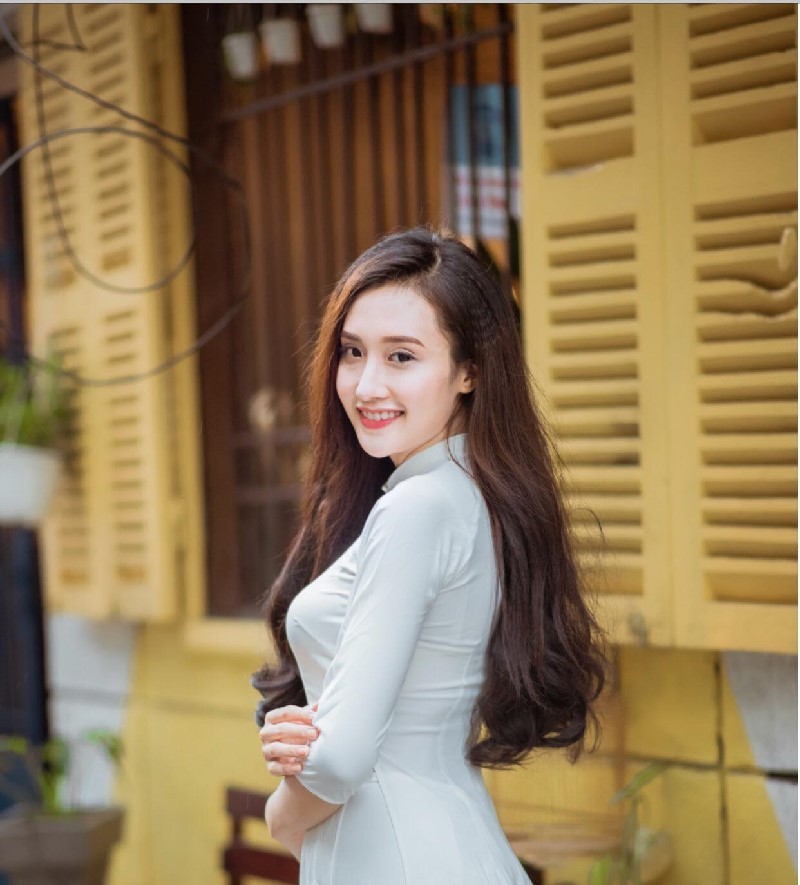 &quot;Ban sao Yoona&quot; khoe dang chuan, mat xinh trong ta ao dai-Hinh-2