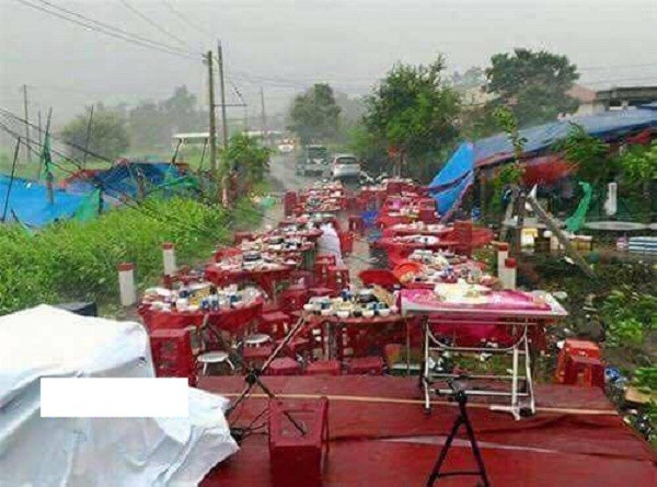 Vua thuong vua buon cuoi truoc canh dam cuoi ngay mua bao-Hinh-3