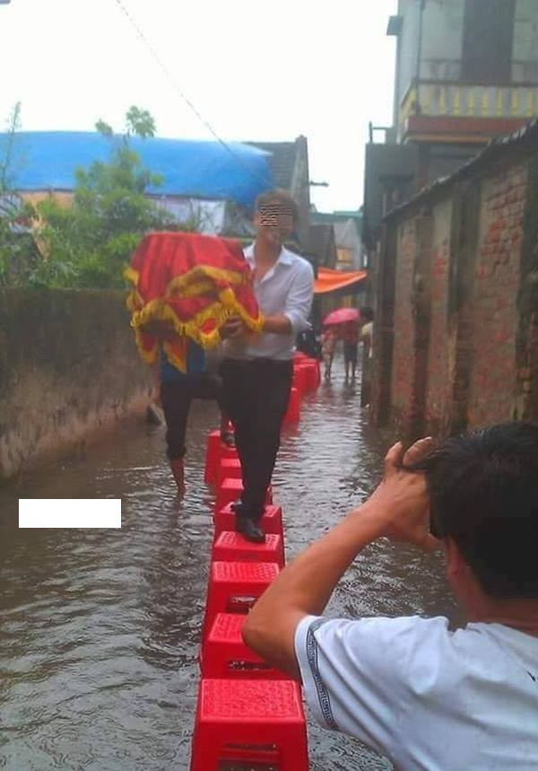 Vua thuong vua buon cuoi truoc canh dam cuoi ngay mua bao-Hinh-7