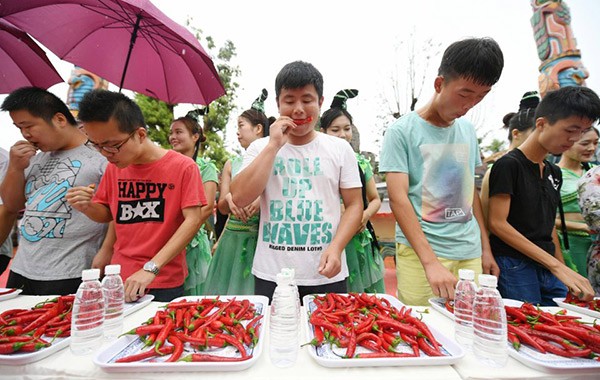 Gioi tre thu suc chiu dung ngam minh vao bon nuoc day ot-Hinh-3