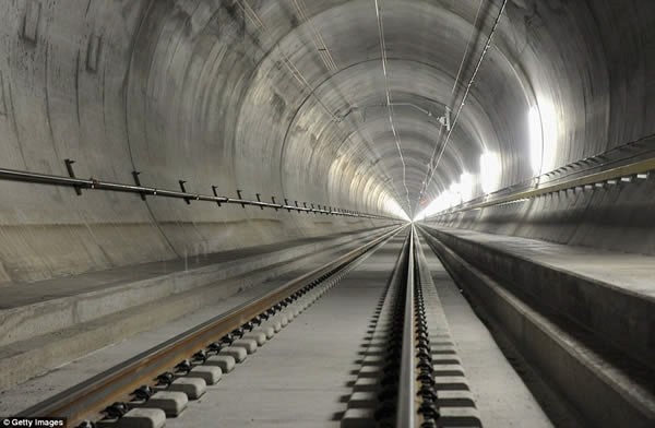 Duong sat Ha Noi va nhung tuyen duong sat &quot;ky quac&quot; tren the gioi-Hinh-3