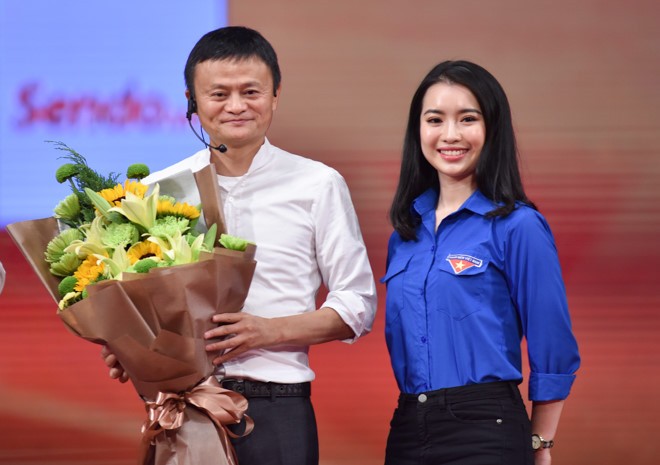 Nhung co gai Viet noi tieng vi duoc gap go Jack Ma, Obama