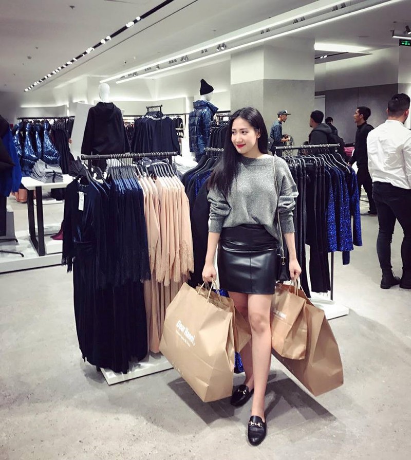 Hot girl check-in tai cua hang H&M, Zara dau tien tai Ha Noi-Hinh-10