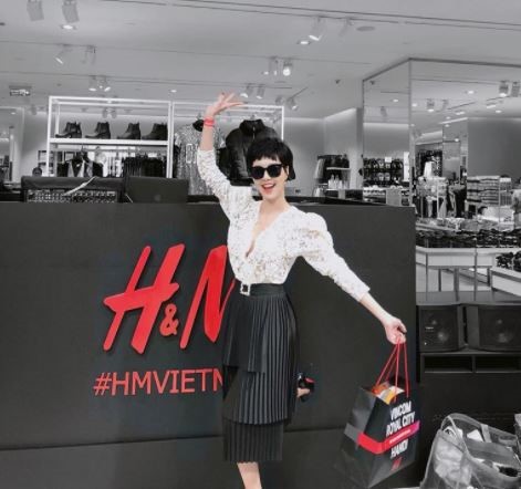 Hot girl check-in tai cua hang H&M, Zara dau tien tai Ha Noi-Hinh-3