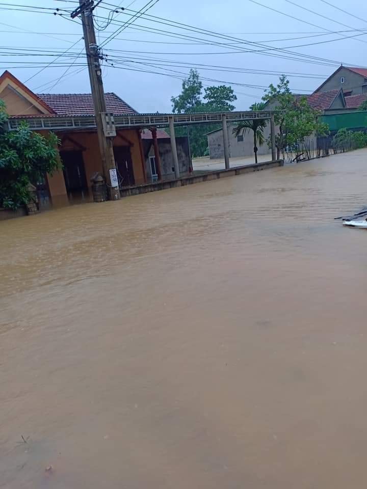 Hang nghin ngoi nha o mien Trung ngap lut noc, dan boi xuong tren pho-Hinh-4