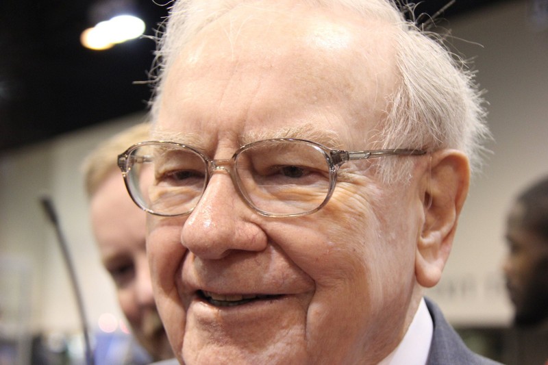 Yeu to nao giup ty phu Warren Buffett thanh cong va vuot bao COVID-19?