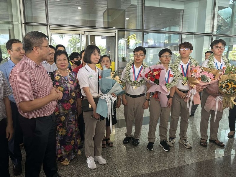 Huy chuong Vang Olympic Hoa hoc QT quyet tam tro thanh bac si da khoa