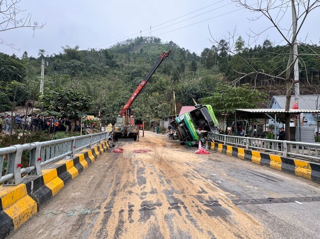 Lat xe khach khien 3 nguoi thuong vong-Hinh-6