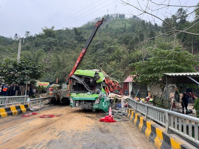 Lat xe khach khien 3 nguoi thuong vong-Hinh-7