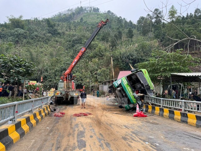 Xac dinh danh tinh nan nhan vu lat xe khach o Yen Bai