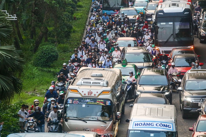 Ha Noi: Xe co nhich tung chut giua con tac duong truoc nghi le-Hinh-3