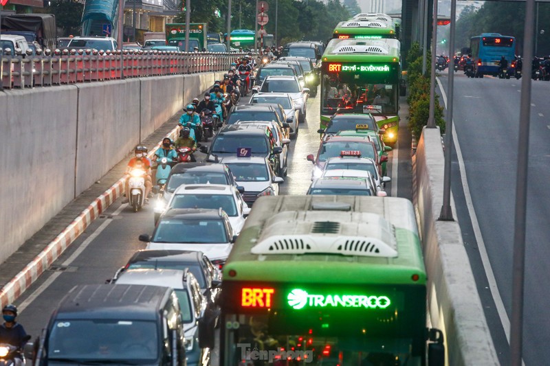 Ha Noi: Xe co nhich tung chut giua con tac duong truoc nghi le-Hinh-9