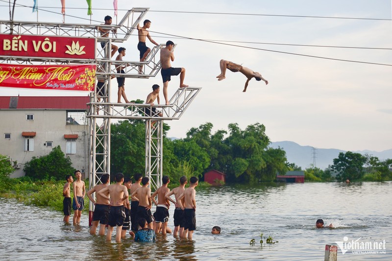 Cuoc song tai xa ngoai thanh Ha Noi 3 ngay chim trong bien nuoc-Hinh-11