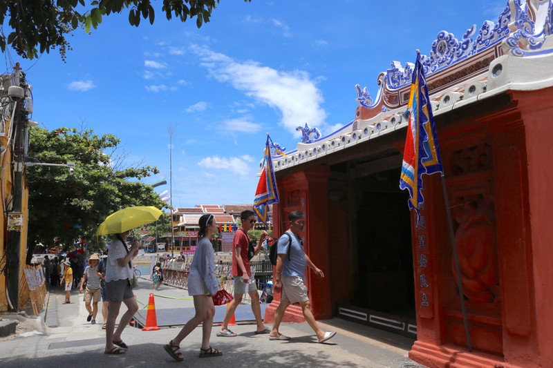 Can canh Chua Cau Hoi An truoc gio khanh thanh-Hinh-13