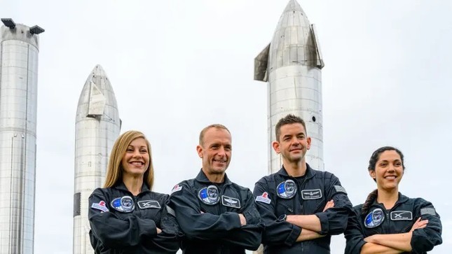 Chuyen di bo ngoai khong gian dau tien cua SpaceX