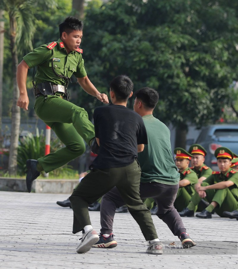 Hinh anh Canh sat bao ve Ha Noi trinh dien vo thuat dep mat-Hinh-7